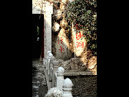 Located at the northern foot of Lishan Mountain in Lintong County, 30 kilometers from Xi'an City, Huaqing Hot Spring (华清池) is a famous resort in China. It has four springs and the temperature of each hovers around 43 degrees centigrade at all times. Huaqing Hot Spring is also famous for its pink peach blossoms, green willows, beautiful pavilions and terraces, magnificent halls, winding corridors and long verandas. [老人河/forums.nphoto.net]
