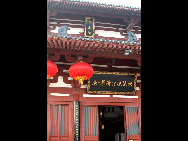 Located at the northern foot of Lishan Mountain in Lintong County, 30 kilometers from Xi'an City, Huaqing Hot Spring (华清池) is a famous resort in China. It has four springs and the temperature of each hovers around 43 degrees centigrade at all times. Huaqing Hot Spring is also famous for its pink peach blossoms, green willows, beautiful pavilions and terraces, magnificent halls, winding corridors and long verandas. [老人河/forums.nphoto.net]
