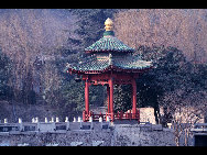 Located at the northern foot of Lishan Mountain in Lintong County, 30 kilometers from Xi'an City, Huaqing Hot Spring (华清池) is a famous resort in China. It has four springs and the temperature of each hovers around 43 degrees centigrade at all times. Huaqing Hot Spring is also famous for its pink peach blossoms, green willows, beautiful pavilions and terraces, magnificent halls, winding corridors and long verandas. [老人河/forums.nphoto.net]