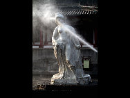 Located at the northern foot of Lishan Mountain in Lintong County, 30 kilometers from Xi'an City, Huaqing Hot Spring (华清池) is a famous resort in China. It has four springs and the temperature of each hovers around 43 degrees centigrade at all times. Huaqing Hot Spring is also famous for its pink peach blossoms, green willows, beautiful pavilions and terraces, magnificent halls, winding corridors and long verandas. [老人河/forums.nphoto.net]