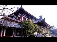 Located at the northern foot of Lishan Mountain in Lintong County, 30 kilometers from Xi'an City, Huaqing Hot Spring (华清池) is a famous resort in China. It has four springs and the temperature of each hovers around 43 degrees centigrade at all times. Huaqing Hot Spring is also famous for its pink peach blossoms, green willows, beautiful pavilions and terraces, magnificent halls, winding corridors and long verandas. [老人河/forums.nphoto.net]