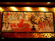 Located at the northern foot of Lishan Mountain in Lintong County, 30 kilometers from Xi'an City, Huaqing Hot Spring (华清池) is a famous resort in China. It has four springs and the temperature of each hovers around 43 degrees centigrade at all times. Huaqing Hot Spring is also famous for its pink peach blossoms, green willows, beautiful pavilions and terraces, magnificent halls, winding corridors and long verandas. [老人河/forums.nphoto.net]