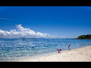 Located in Haitang Bay north of Sanya, Wuzhizhou Island is the 'No. 1 bay under the sun.' It is one of the rare islands that has freshwater in Hainan. It has more than 2,000 types of plants, including the precious dracaena. Wuzhizhou Island boasts pleasant temperature year-round, clean water and various kinds of tropical fish and seafood, such as sea cucumber, lobster, mackerel and sea urchin,. The sea visibility down to 27 meters makes it the best place for diving in China. [KIIII/bbs.fengniao.com]