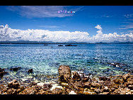 Located in Haitang Bay north of Sanya, Wuzhizhou Island is the 'No. 1 bay under the sun.' It is one of the rare islands that has freshwater in Hainan. It has more than 2,000 types of plants, including the precious dracaena. Wuzhizhou Island boasts pleasant temperature year-round, clean water and various kinds of tropical fish and seafood, such as sea cucumber, lobster, mackerel and sea urchin,. The sea visibility down to 27 meters makes it the best place for diving in China. [KIIII/bbs.fengniao.com]