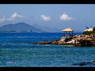 Located in Haitang Bay north of Sanya, Wuzhizhou Island is the 'No. 1 bay under the sun.' It is one of the rare islands that has freshwater in Hainan. It has more than 2,000 types of plants, including the precious dracaena. Wuzhizhou Island boasts pleasant temperature year-round, clean water and various kinds of tropical fish and seafood, such as sea cucumber, lobster, mackerel and sea urchin,. The sea visibility down to 27 meters makes it the best place for diving in China. [KIIII/bbs.fengniao.com]