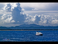 Located in Haitang Bay north of Sanya, Wuzhizhou Island is the 'No. 1 bay under the sun.' It is one of the rare islands that has freshwater in Hainan. It has more than 2,000 types of plants, including the precious dracaena. Wuzhizhou Island boasts pleasant temperature year-round, clean water and various kinds of tropical fish and seafood, such as sea cucumber, lobster, mackerel and sea urchin,. The sea visibility down to 27 meters makes it the best place for diving in China. [KIIII/bbs.fengniao.com]