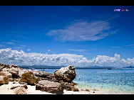 Located in Haitang Bay north of Sanya, Wuzhizhou Island is the 'No. 1 bay under the sun.' It is one of the rare islands that has freshwater in Hainan. It has more than 2,000 types of plants, including the precious dracaena. Wuzhizhou Island boasts pleasant temperature year-round, clean water and various kinds of tropical fish and seafood, such as sea cucumber, lobster, mackerel and sea urchin,. The sea visibility down to 27 meters makes it the best place for diving in China. [KIIII/bbs.fengniao.com]