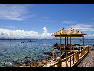 Located in Haitang Bay north of Sanya, Wuzhizhou Island is the 'No. 1 bay under the sun.' It is one of the rare islands that has freshwater in Hainan. It has more than 2,000 types of plants, including the precious dracaena. Wuzhizhou Island boasts pleasant temperature year-round, clean water and various kinds of tropical fish and seafood, such as sea cucumber, lobster, mackerel and sea urchin,. The sea visibility down to 27 meters makes it the best place for diving in China. [KIIII/bbs.fengniao.com]