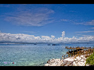  Located in Haitang Bay north of Sanya, Wuzhizhou Island is the 'No. 1 bay under the sun.' It is one of the rare islands that has freshwater in Hainan. It has more than 2,000 types of plants, including the precious dracaena. Wuzhizhou Island boasts pleasant temperature year-round, clean water and various kinds of tropical fish and seafood, such as sea cucumber, lobster, mackerel and sea urchin,. The sea visibility down to 27 meters makes it the best place for diving in China. [KIIII/bbs.fengniao.com]