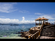  Located in Haitang Bay north of Sanya, Wuzhizhou Island is the 'No. 1 bay under the sun.' It is one of the rare islands that has freshwater in Hainan. It has more than 2,000 types of plants, including the precious dracaena. Wuzhizhou Island boasts pleasant temperature year-round, clean water and various kinds of tropical fish and seafood, such as sea cucumber, lobster, mackerel and sea urchin,. The sea visibility down to 27 meters makes it the best place for diving in China. [KIIII/bbs.fengniao.com]