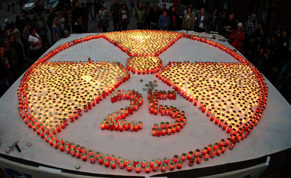 Some 2,000 candles are lit to display a nuclear radiation warning sign during an anti-nuclear rally in Vienna April 25, 2011, on the eve of the 25th anniversary of the Chernobyl meltdown.[Photo/Agencies]