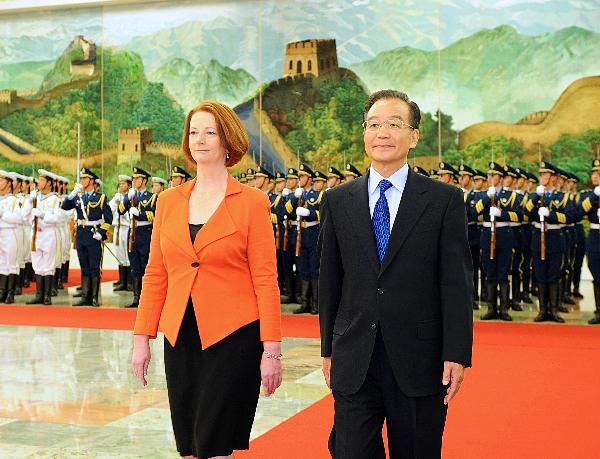 Chinese Premier Wen Jiabao (R) and Australian Prime Minister Julia Gillard inspect guards of honor during a welcome ceremony in Beijing, capital of China, April 26, 2011.