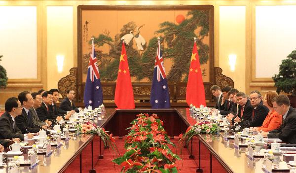 Chinese Premier Wen Jiabao (2nd L) talks with Australian Prime Minister Julia Gillard (2nd R) in Beijing, capital of China, April 26, 2011.