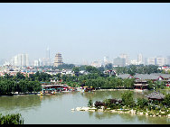 Tang Paradise (大唐芙蓉园) or Lotus Garden, is located next to Big Wild Goose Pagoda in Xi'an. It is China's first large-scale royal garden that presents the styles and features during the Tang Dynasty (618-907).[茹茄 /forums.nphoto.net] 