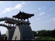 Tang Paradise (大唐芙蓉园) or Lotus Garden, is located next to Big Wild Goose Pagoda in Xi'an. It is China's first large-scale royal garden that presents the styles and features during the Tang Dynasty (618-907).[茹茄 /forums.nphoto.net] 