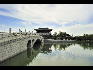 Tang Paradise (大唐芙蓉园) or Lotus Garden, is located next to Big Wild Goose Pagoda in Xi'an. It is China's first large-scale royal garden that presents the styles and features during the Tang Dynasty (618-907).[冰月湛蓝/forums.nphoto.net]