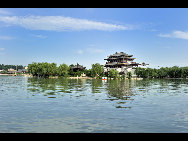 Tang Paradise (大唐芙蓉园) or Lotus Garden, is located next to Big Wild Goose Pagoda in Xi'an. It is China's first large-scale royal garden that presents the styles and features during the Tang Dynasty (618-907).[冰月湛蓝/forums.nphoto.net]
