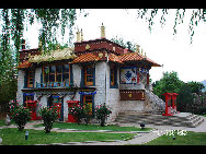 Located in the northeast suburbs of Kunming, Kunming World Horticultural Expo Garden is the site of the 1999 Kunming International Horticultural Exposition. It consists of five big exhibition halls (China Hall, International Hall, Man and Nature Hall, Green House Hall, and Science and Technology Hall), seven theme gardens,three outdoor showplaces and two big squares. [一见如故/forums.nphoto.net]