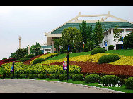 Located in the northeast suburbs of Kunming, Kunming World Horticultural Expo Garden is the site of the 1999 Kunming International Horticultural Exposition. It consists of five big exhibition halls (China Hall, International Hall, Man and Nature Hall, Green House Hall, and Science and Technology Hall), seven theme gardens,three outdoor showplaces and two big squares. [一见如故/forums.nphoto.net]
