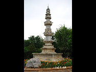 Located in the northeast suburbs of Kunming, Kunming World Horticultural Expo Garden is the site of the 1999 Kunming International Horticultural Exposition. It consists of five big exhibition halls (China Hall, International Hall, Man and Nature Hall, Green House Hall, and Science and Technology Hall), seven theme gardens,three outdoor showplaces and two big squares. [一见如故/forums.nphoto.net]