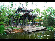 Located in the northeast suburbs of Kunming, Kunming World Horticultural Expo Garden is the site of the 1999 Kunming International Horticultural Exposition. It consists of five big exhibition halls (China Hall, International Hall, Man and Nature Hall, Green House Hall, and Science and Technology Hall), seven theme gardens,three outdoor showplaces and two big squares. [一见如故/forums.nphoto.net]