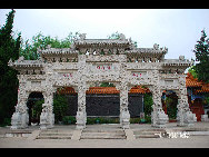 Located in the northeast suburbs of Kunming, Kunming World Horticultural Expo Garden is the site of the 1999 Kunming International Horticultural Exposition. It consists of five big exhibition halls (China Hall, International Hall, Man and Nature Hall, Green House Hall, and Science and Technology Hall), seven theme gardens,three outdoor showplaces and two big squares. [一见如故/forums.nphoto.net]
