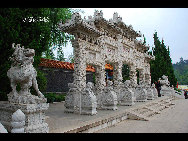 Located in the northeast suburbs of Kunming, Kunming World Horticultural Expo Garden is the site of the 1999 Kunming International Horticultural Exposition. It consists of five big exhibition halls (China Hall, International Hall, Man and Nature Hall, Green House Hall, and Science and Technology Hall), seven theme gardens,three outdoor showplaces and two big squares. [一见如故/forums.nphoto.net]