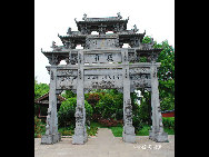 Located in the northeast suburbs of Kunming, Kunming World Horticultural Expo Garden is the site of the 1999 Kunming International Horticultural Exposition. It consists of five big exhibition halls (China Hall, International Hall, Man and Nature Hall, Green House Hall, and Science and Technology Hall), seven theme gardens,three outdoor showplaces and two big squares. [一见如故/forums.nphoto.net]