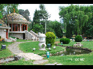 Located in the northeast suburbs of Kunming, Kunming World Horticultural Expo Garden is the site of the 1999 Kunming International Horticultural Exposition. It consists of five big exhibition halls (China Hall, International Hall, Man and Nature Hall, Green House Hall, and Science and Technology Hall), seven theme gardens,three outdoor showplaces and two big squares. [一见如故/forums.nphoto.net]