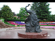 Located in the northeast suburbs of Kunming, Kunming World Horticultural Expo Garden is the site of the 1999 Kunming International Horticultural Exposition. It consists of five big exhibition halls (China Hall, International Hall, Man and Nature Hall, Green House Hall, and Science and Technology Hall), seven theme gardens,three outdoor showplaces and two big squares. [一见如故/forums.nphoto.net]