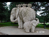 Located in the northeast suburbs of Kunming, Kunming World Horticultural Expo Garden is the site of the 1999 Kunming International Horticultural Exposition. It consists of five big exhibition halls (China Hall, International Hall, Man and Nature Hall, Green House Hall, and Science and Technology Hall), seven theme gardens,three outdoor showplaces and two big squares. [一见如故/forums.nphoto.net]