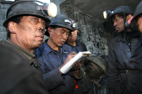 Rescuers prepare to enter the well at the flooded Xiao'aozi Coal Mine in Panxian County, southwest China's Guizhou Province, April 25, 2011. [Photo/Xinhua]