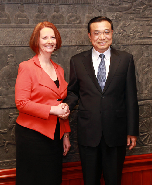 Chinese Vice Premier Li Keqiang and Australian Prime Minister Julia Gillard attend the China-Australia Economic and Trade Cooperation Forum in Beijing on April 26, 2011. China and Australia signed five cooperative agreements in Beijing with an eye to advance their constructive cooperation. [Xinhua photo] 