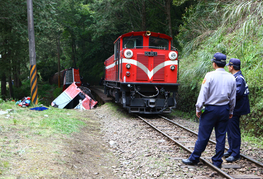 A small train in Taiwan's Ali Mountain area overturned on Wednesday, killing six tourists from the Chinese mainland, and seriously injuring 20 to 30 passengers, most of whom are mainland tourists.