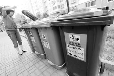 Four bins marked for different kinds of garbage stand in a residential community in Xuchang, Henan province. [China Daily]