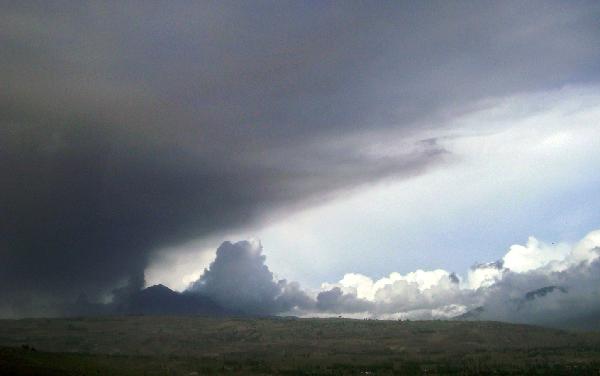 The Tungurahua volcano spews ash and steam during an eruption on April 26, 2011. The Tungurahua volcano, which means &apos;Throat of Fire&apos; in Ecuador&apos;s native Quechua language, is one of eight active volcanoes in the Andean nation. [Xinhua/AFP] 