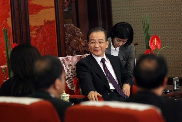 Chinese Premier Wen Jiabao speaks to Malaysian and Indonesian media during a joint interview in Beijing, capital of China, April 25, 2011. Shortly before his official visits to Malaysia and Indonesia, Chinese Premier Wen Jiabao gave a joint interview to journalists from the National News Agency and the Star of Malaysia, and the SCTV, Kompass and the Jakarta Post of Indonesia, and answered their questions here Monday. (Xinhua/Liu Weibing) (ljh) 