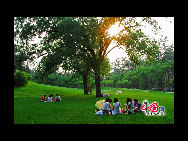 Located on the site of a Qing Dynasty royal garden, Tsinghua University's campus retains Chinese-style landscaping and buildings, as well as Western-style buildings that reflect the American influence in its history. [China.org.cn]