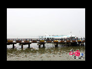 Situated in the southwest suburb of the city, 4 kilometers away from the urban area, Taihu Lake Scenery Zone consists of Meiliang Lake scenery zone and Lihu scenery zone. Meiliang Lake is a bay of Taihu Lake covering approximately 200 square kilometers. It is the best spot of Taihu Lake Scenery Zone with Turtle Head Islet as its main part. Turtle Head Islet was originally founded in 1918. [China.org.cn] 