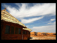 Moon Lake is situated in the hinterland of Tenggeli Desert, Alxa League of north China's Inner Mongolia Autonomous Region. Moon Lake is abeautiful and magic natural freshwater lake. With an area of three sq.kilometers, the lake resembles the shape of a map of China.[包包没得钱钱/Forums.nphoto]