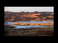 Moon Lake is situated in the hinterland of Tenggeli Desert, Alxa League of north China's Inner Mongolia Autonomous Region. Moon Lake is abeautiful and magic natural freshwater lake. With an area of three sq.kilometers, the lake resembles the shape of a map of China.[草原上的风/Forums.nphoto] 