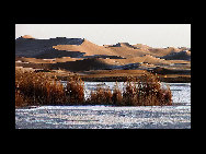 Moon Lake is situated in the hinterland of Tenggeli Desert, Alxa League of north China's Inner Mongolia Autonomous Region. Moon Lake is abeautiful and magic natural freshwater lake. With an area of three sq.kilometers, the lake resembles the shape of a map of China.[草原上的风/Forums.nphoto] 