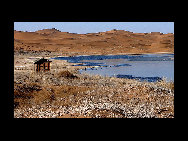Moon Lake is situated in the hinterland of Tenggeli Desert, Alxa League of north China's Inner Mongolia Autonomous Region. Moon Lake is abeautiful and magic natural freshwater lake. With an area of three sq.kilometers, the lake resembles the shape of a map of China.[草原上的风/Forums.nphoto] 