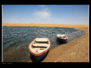 Moon Lake is situated in the hinterland of Tenggeli Desert, Alxa League of north China's Inner Mongolia Autonomous Region. Moon Lake is abeautiful and magic natural freshwater lake. With an area of three sq.kilometers, the lake resembles the shape of a map of China.[西部老马/bbs.fengniao.com]