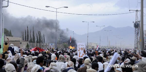 Anti-government protesters clash with police and government backers in Sanaa, capital of Yemen, April 27, 2011. Death toll from clashes between anti-government protesters and police, government backers in the capital Sanaa on Wednesday rose to 12, and 160 protesters were injured, doctors said on Wednesday. [Yin Ke/Xinhua]