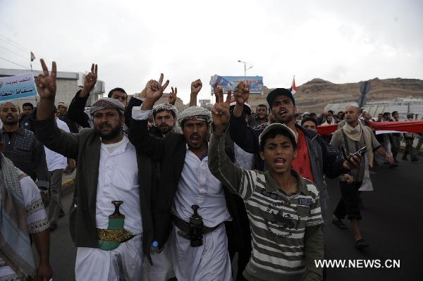 Anti-government protesters clash with police and government backers in Sanaa, capital of Yemen, April 27, 2011. Death toll from clashes between anti-government protesters and police, government backers in the capital Sanaa on Wednesday rose to 12, and 160 protesters were injured, doctors said on Wednesday. [Xinhua]