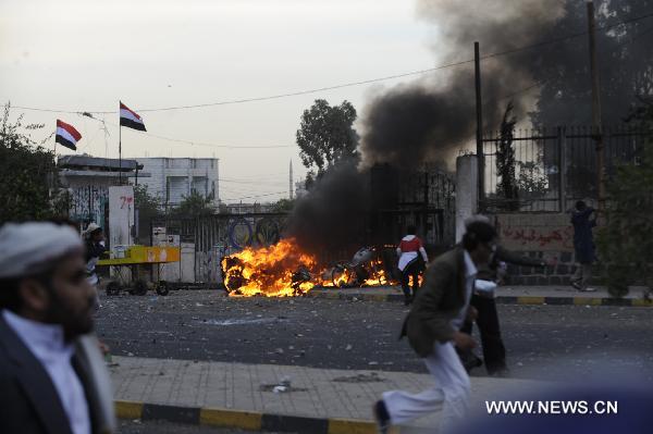 Anti-government protesters clash with police and government backers in Sanaa, capital of Yemen, April 27, 2011. Death toll from clashes between anti-government protesters and police, government backers in the capital Sanaa on Wednesday rose to 12, and 160 protesters were injured, doctors said on Wednesday. [Yin Ke/Xinhua]