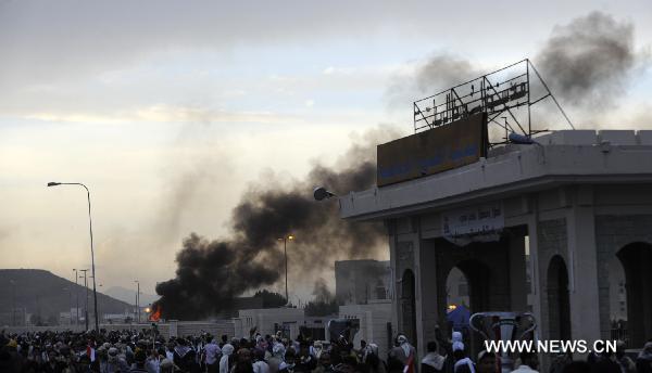 Anti-government protesters clash with police and government backers in Sanaa, capital of Yemen, April 27, 2011. Death toll from clashes between anti-government protesters and police, government backers in the capital Sanaa on Wednesday rose to 12, and 160 protesters were injured, doctors said on Wednesday. [Yin Ke/Xinhua] 