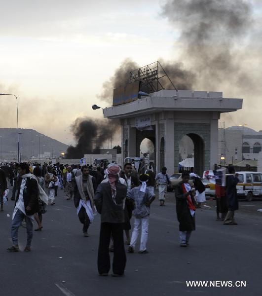 Anti-government protesters clash with police and government backers in Sanaa, capital of Yemen, April 27, 2011. Death toll from clashes between anti-government protesters and police, government backers in the capital Sanaa on Wednesday rose to 12, and 160 protesters were injured, doctors said on Wednesday. [Xinhua]