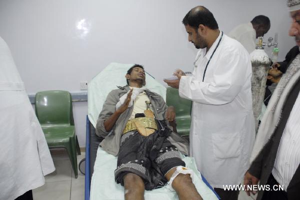 An injured pro-government demonstrator is treated in a hospital in Sanaa, capital of Yemen, April 27, 2011. Yemen's Interior Ministry said on Wednesday that anti-government protesters stormed a camp of the pro-government demonstrators and attacked the people in the camp, injuring over 300 government supporters. [Xinhua]